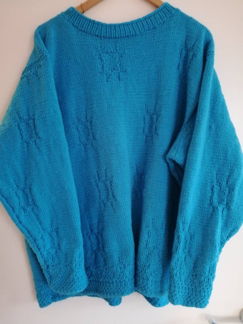 Lagunenblauer Pullover Mit Schneeflockenmotiv von WolligesVonStefanie