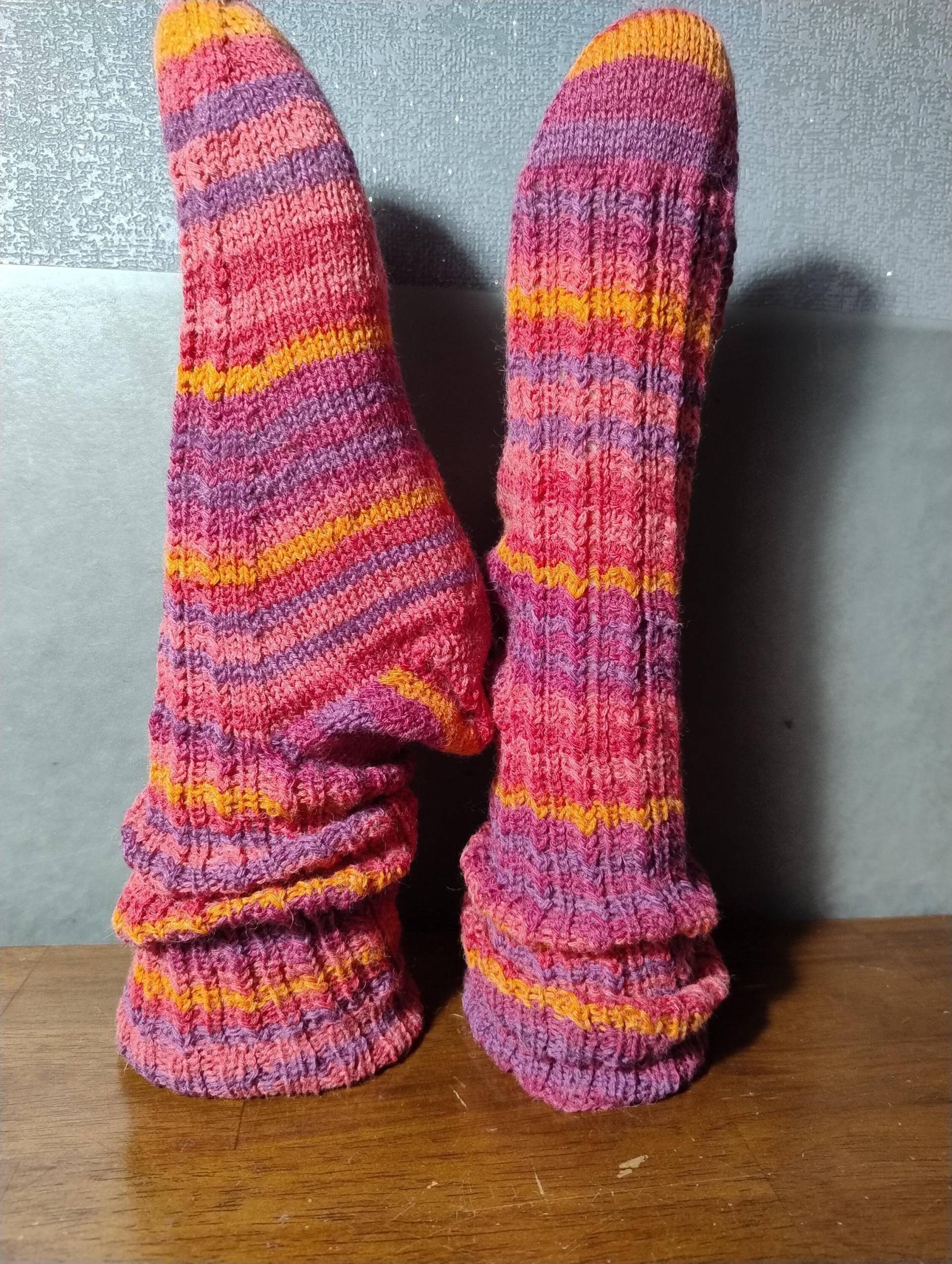 Lange Handgestrickte Strümpfe, Größe 40/41 Mit Kleinem Zopfmuster Rundherum von WolligesVonStefanie