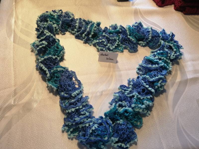 Toller Handgestrickter Schal in Dunkelblau Mit Mini-Pompom-Borte von WolligesVonStefanie