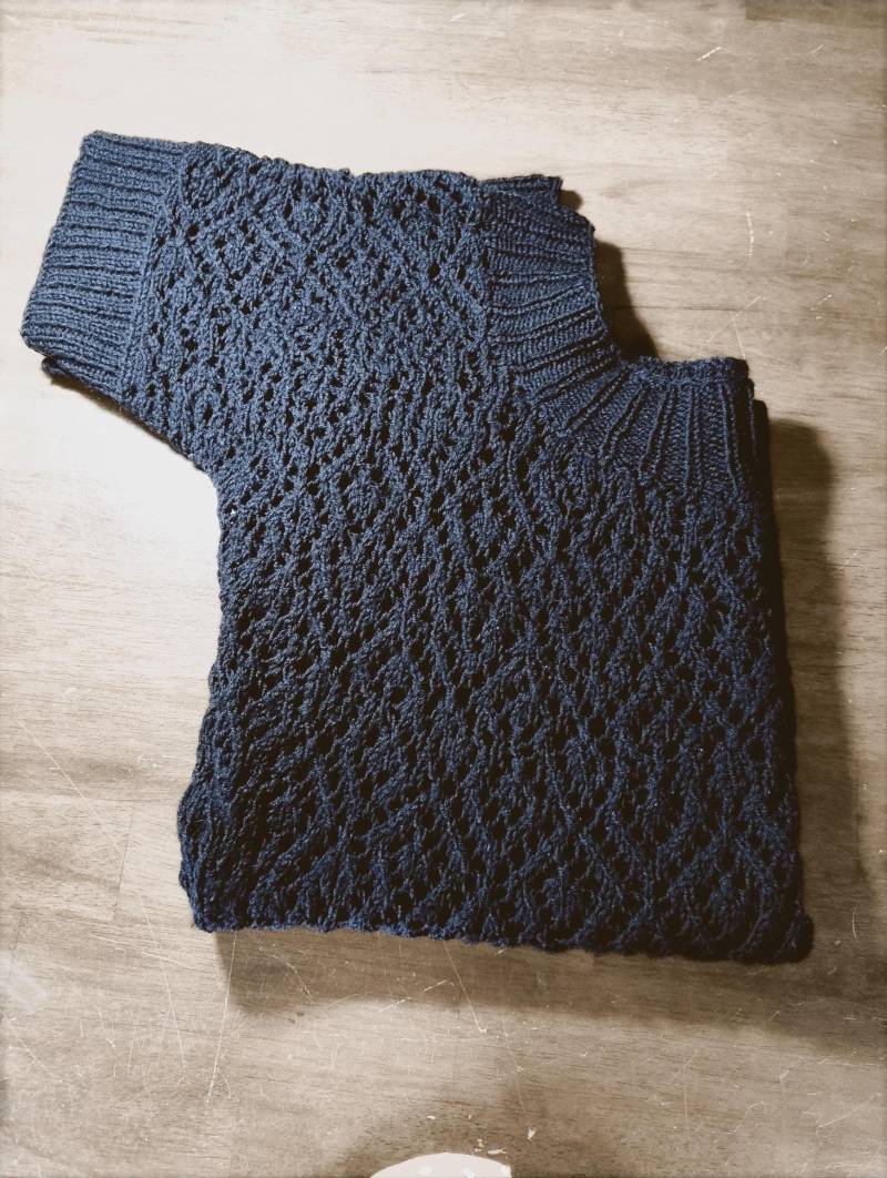 strickpullover Mit Ajourmuster Und Carmenausschnitt in Größe 48/50 von WolligesVonStefanie
