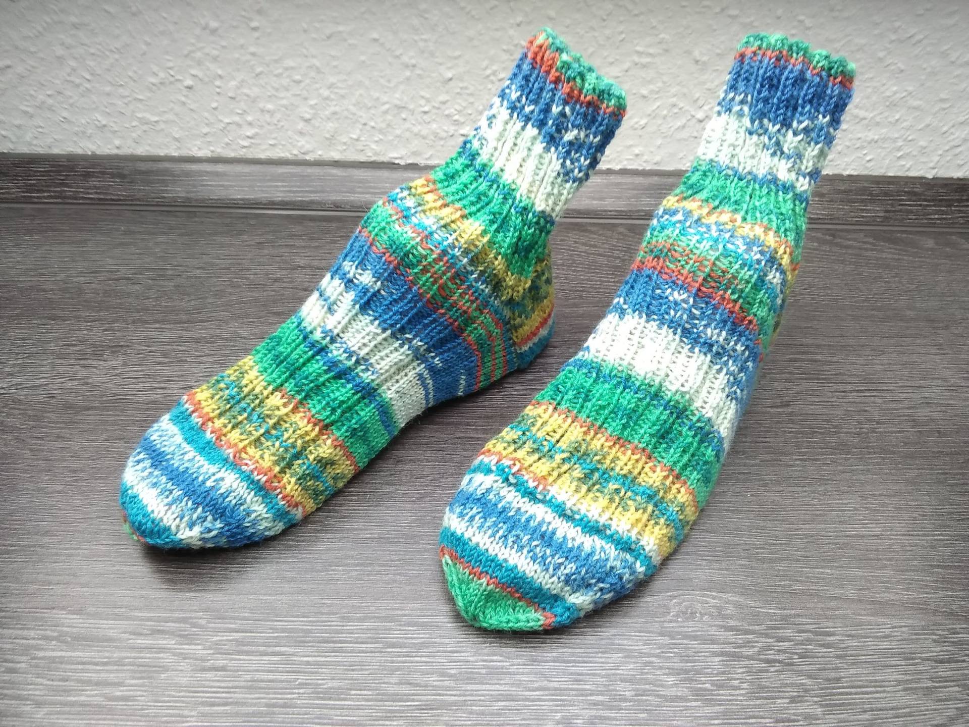 Söckchen, Erwachsene, Stricksocken, Wollsöckchen, Größe 40-41, Handgestrickt, Rippenmuster, Bunt, Farbverlaufsgarn, Schurwolle, Schafwolle von WolligesvonKonni