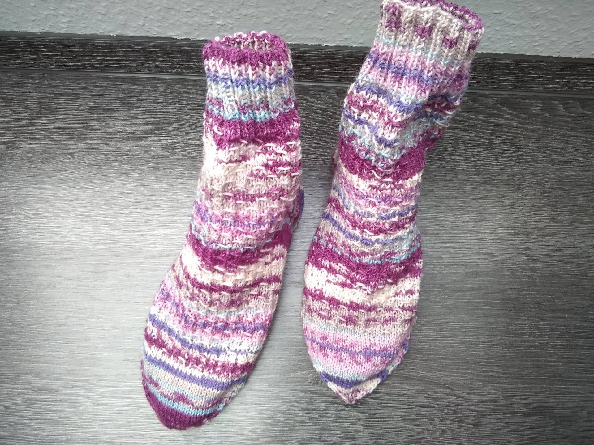Söckchen, Erwachsene, Stricksocken, Wollsöckchen, Größe 40-41, Handgestrickt, Rippenmustser, Schuppenmuster, Bunt, Farbverlaufsgarn, Schurwolle von WolligesvonKonni