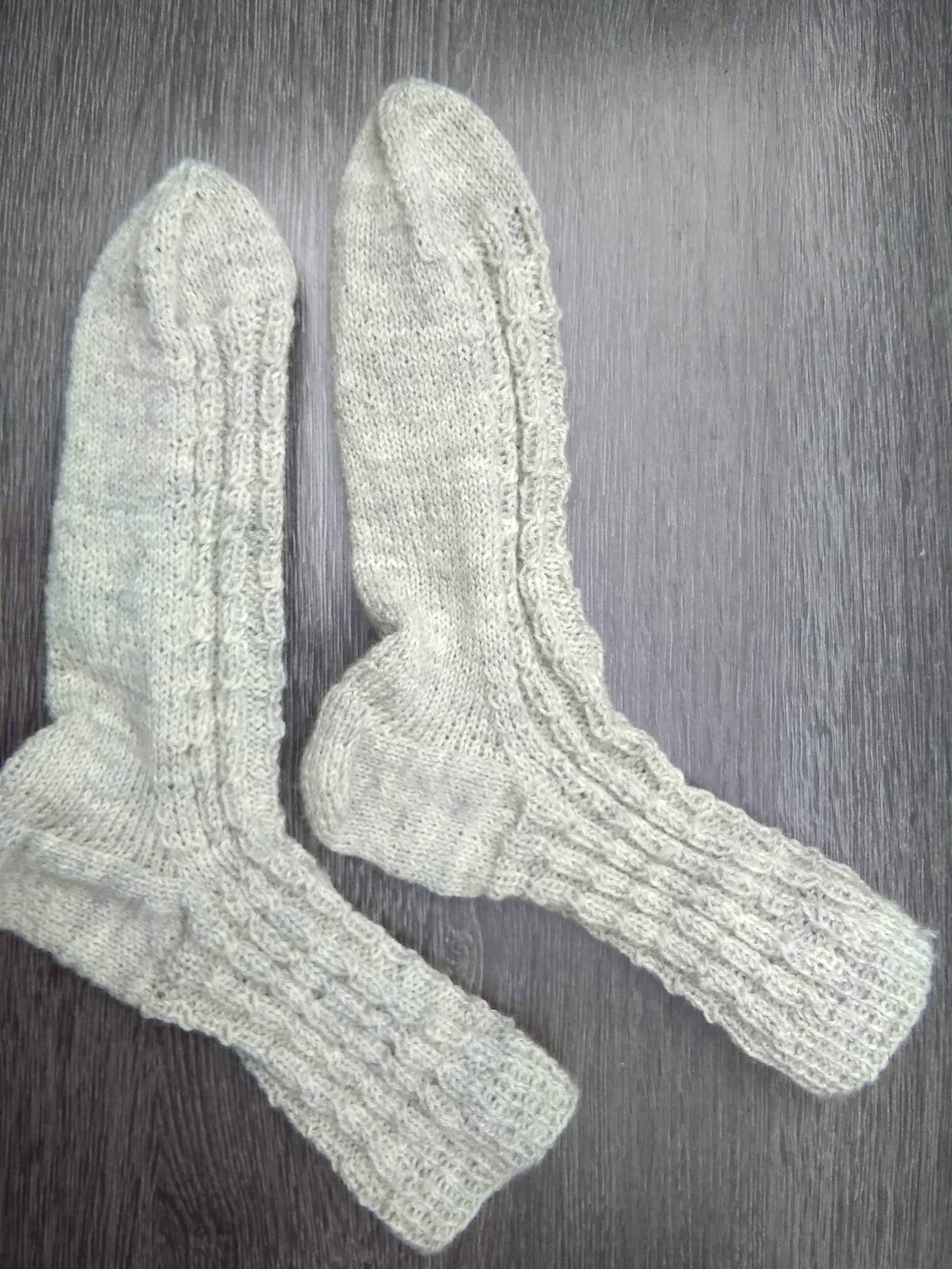 Söckchen, Stricksocken, Erwachsene, Wollsocken, Größe 38-39, Handgestrickt, Kleines Zopfmuster, Einfarbig, Hellgrau, Schurwolle, Schafwolle von WolligesvonKonni