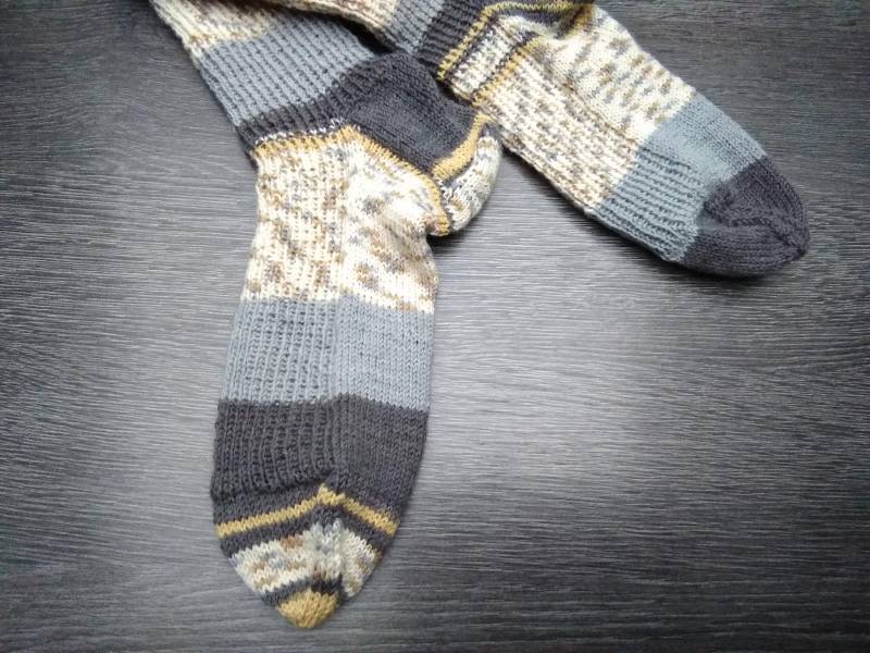 Strickstrümpfe, Erwachsene, Größe 43/44, Schurwolle, Polyacryl, Bündchenmuster, Wollsocken, Farbverlaufsgarn, Handgestrickt, Strickstrümpfe von WolligesvonKonni