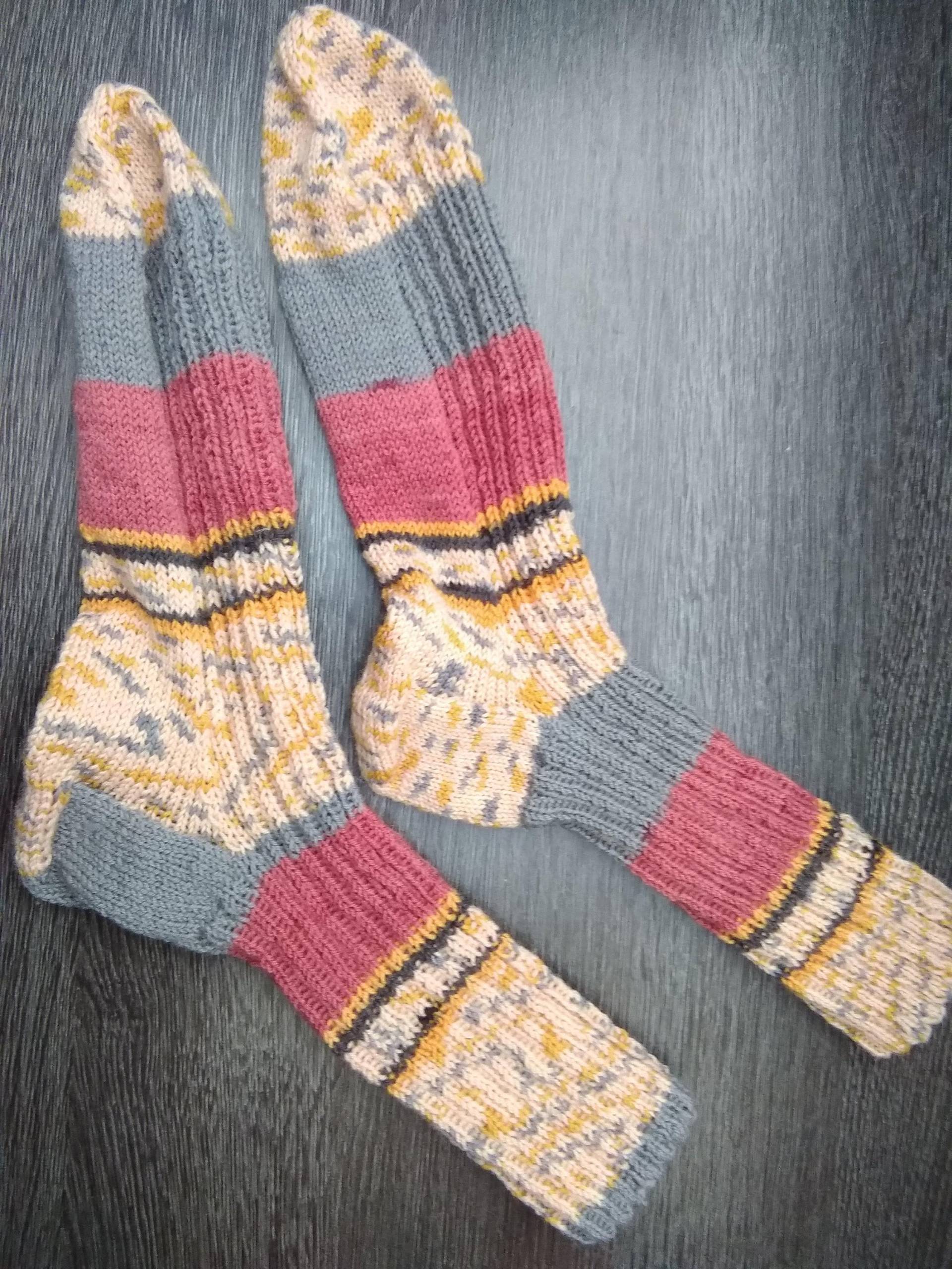 strickstrümpfe, Erwachsener, Gr. 42-43, 75% Schurwolle, Polyacryl, Bündchenmuster, Wollsocken, Farbverlauf, Handgestrickt von WolligesvonKonni