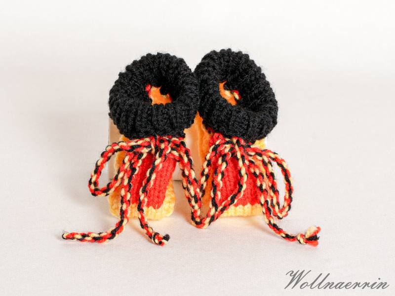 Babyschuhe Mit Gelber, Roter Und Schwarzer Wolle von Wollnaerrin