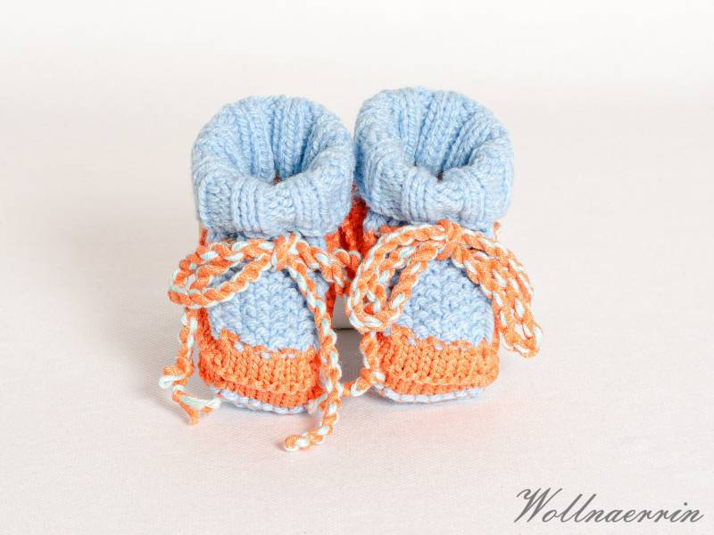 Babyschuhe Mit Hellblauer Und Orange Wolle Gestrickt von Wollnaerrin