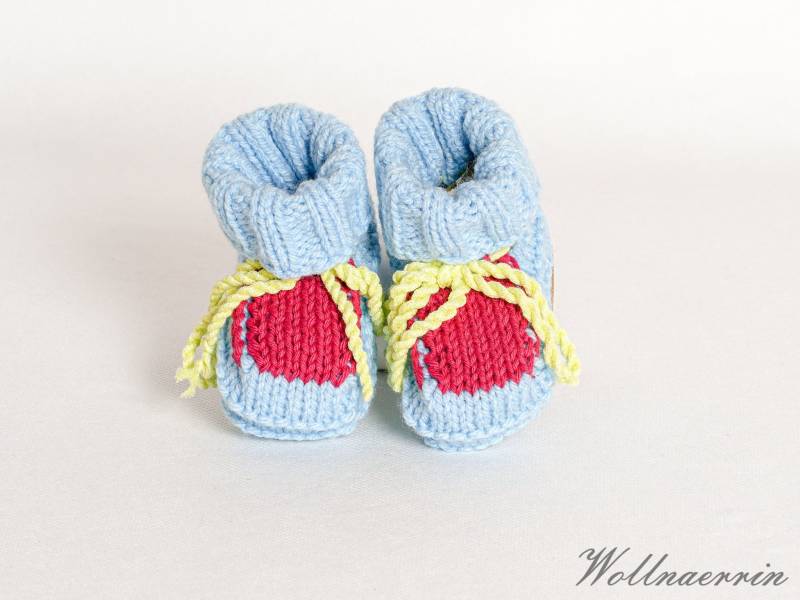 Babyschuhe Mit Hellblauer Und Roter Wolle von Wollnaerrin