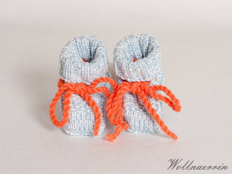 Babyschuhe Mit Hellblauer Und Weißer Baumwolle Gestrickt Babyschuhe Mit Hellblauer Und Weißer Baumwolle Gestrickt von Wollnaerrin