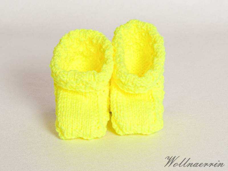 Babyschuhe Mit Neon Gelber Wolle Gestrickt von Wollnaerrin