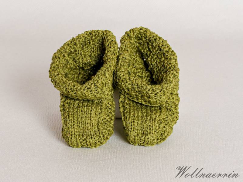 Babyschuhe Mit Olivgrüner Wolle Gestrickt von Wollnaerrin