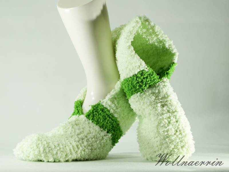 Sneaker Größe 45/46, Mit Hell. - Und Mittelgrüner Weicher Wolle Handgestrickt von Wollnaerrin
