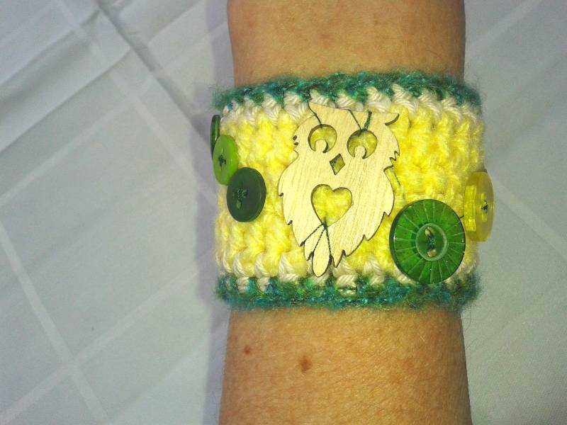 Armband Gehäkelt Grün Gelb Mit Knöpfen Und Eule, 18 X 4 cm von Wolltilda