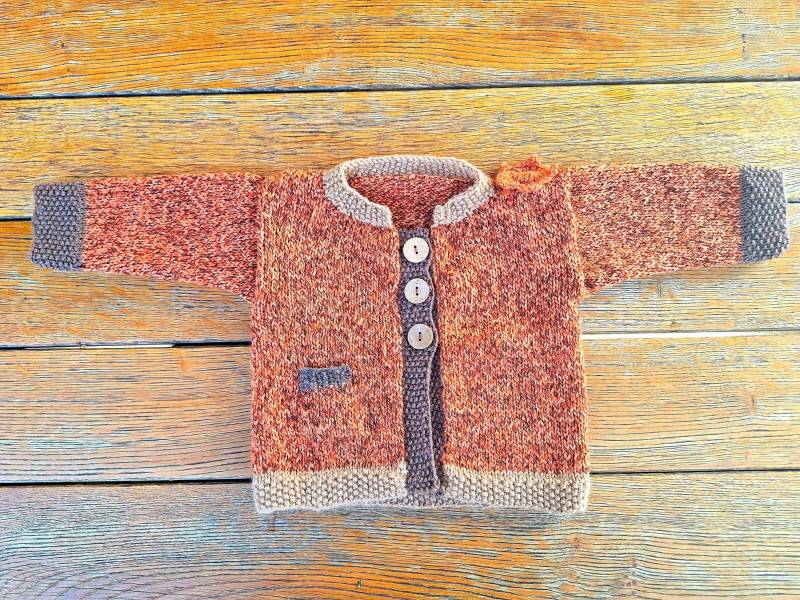 Babyjacke Gestrickt Trachtenjacke Schurwolle Gr 74/80 Braun Meliert Mit Holzknöpfen Tasche Und Applikation Blatt von Wolltilda