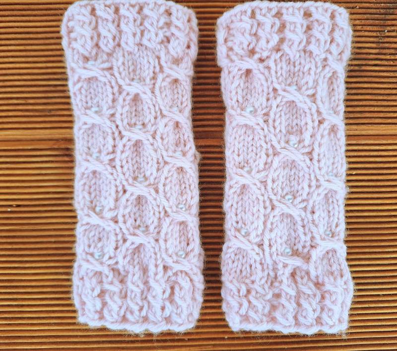 Ballett Beinstulpen Puderrosa Im Medaillonmuster Mit Eingestrickten Perlen Gr 92 - 104 von Wolltilda