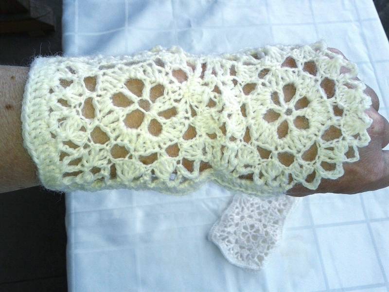 Handstulpen Markthandschuhe Mit Spitze Gehäkelt Aus Weißer Reiner Schurwolle, 18 cm Lang , 24 Umfang von Wolltilda