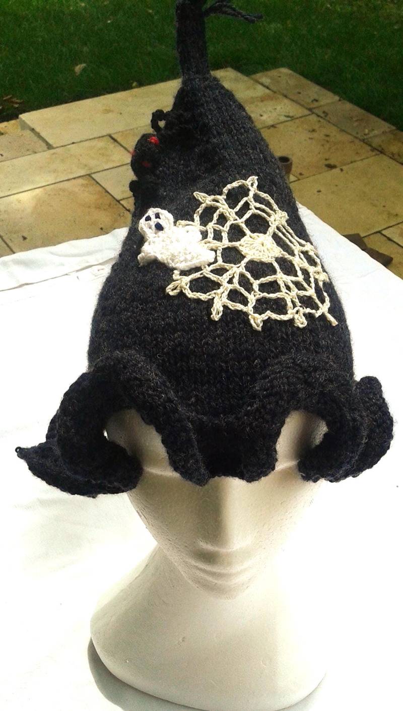 Hexenhut, Kostümhut Hexe Gestrickt Mit Spinne Spinnennetz Und Geist-Gehäkelt Aus Schurwollmix Gr 52-55 von Wolltilda