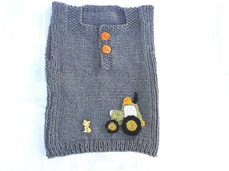 Pullunder Hustenleibchen Gr. 74-80, Gestrickt, Gehäkelte Applikation Traktor , Knopf Katze von Wolltilda