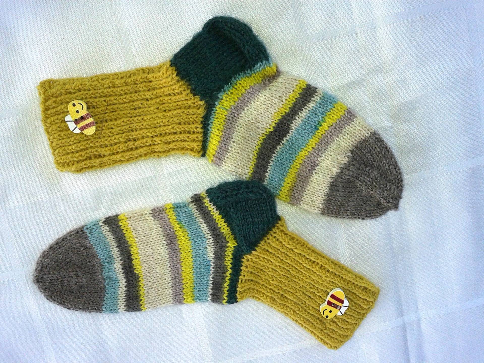 Socken Gr 22-23 Bunt Mit Bienenknopf, Schurwollmix von Wolltilda
