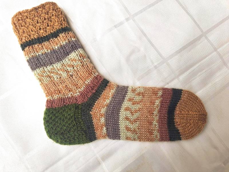 Socken in Herbstfarben Gr 40/41 Handgestrickt Aus Schurwollmix Mit Verstärkter Ferse, Musterbund, Melierter Wolle von Wolltilda