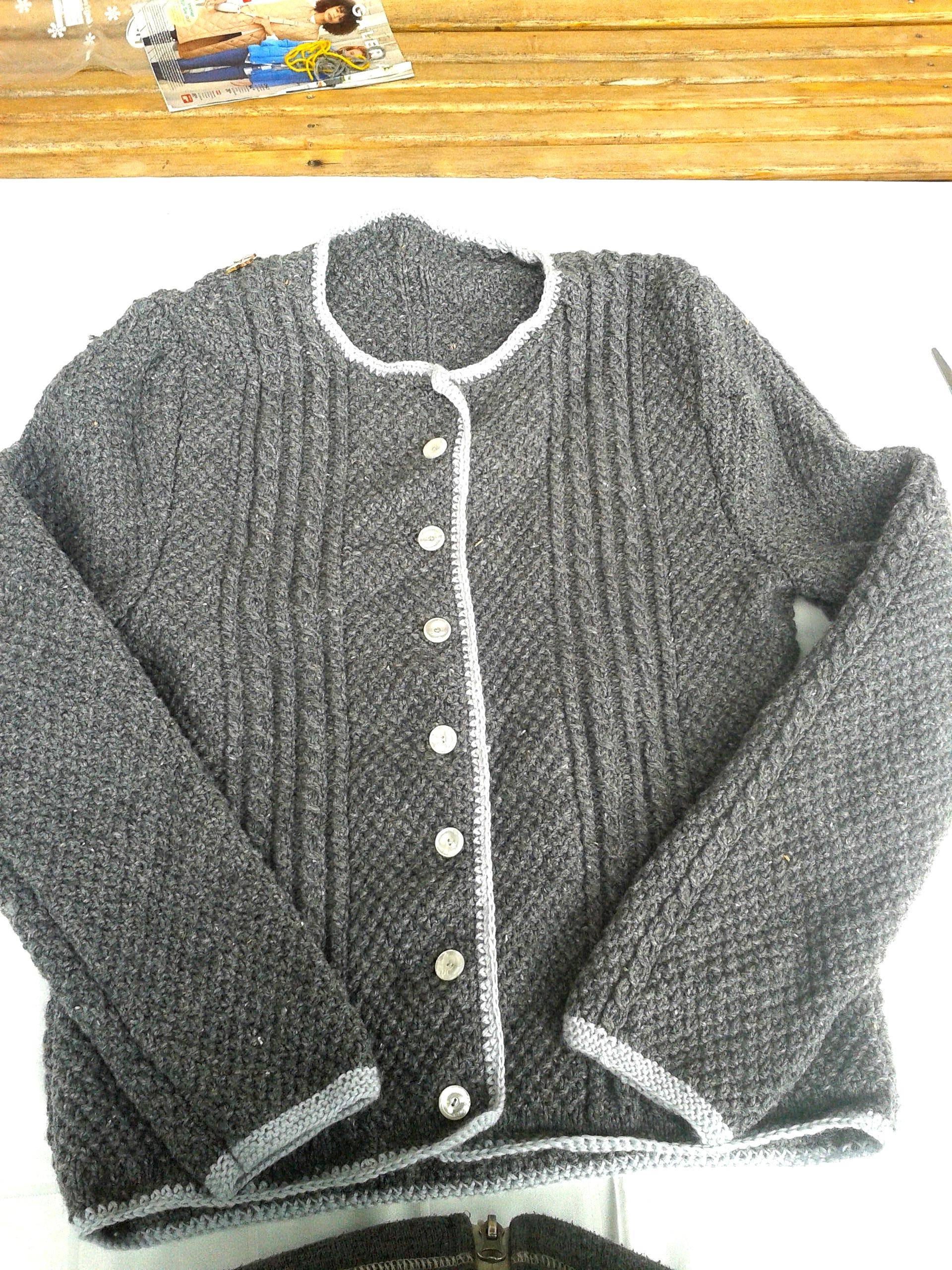 Trachtenjacke Dirndljacke Damen Handgestrickt, Grau, Trachtenwolle Perlmuster Und Zöpfe, Perlmuttknöpfe Trachtenjacke Dirndljacke Damen Handgestrickt, Grau, Trachtenwolle Perlmuster Und Zöpfe, Perlmuttknöpfe von Wolltilda