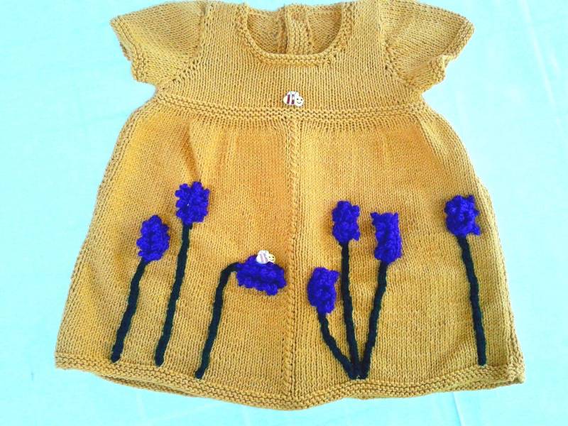 Lavendel Tunika Kleid Gestrickt Babykleid Mit Lavendelblüten Gestrickt, Gr 68-74 Aus Biobaumwolle Gelbbraun von Wolltilda