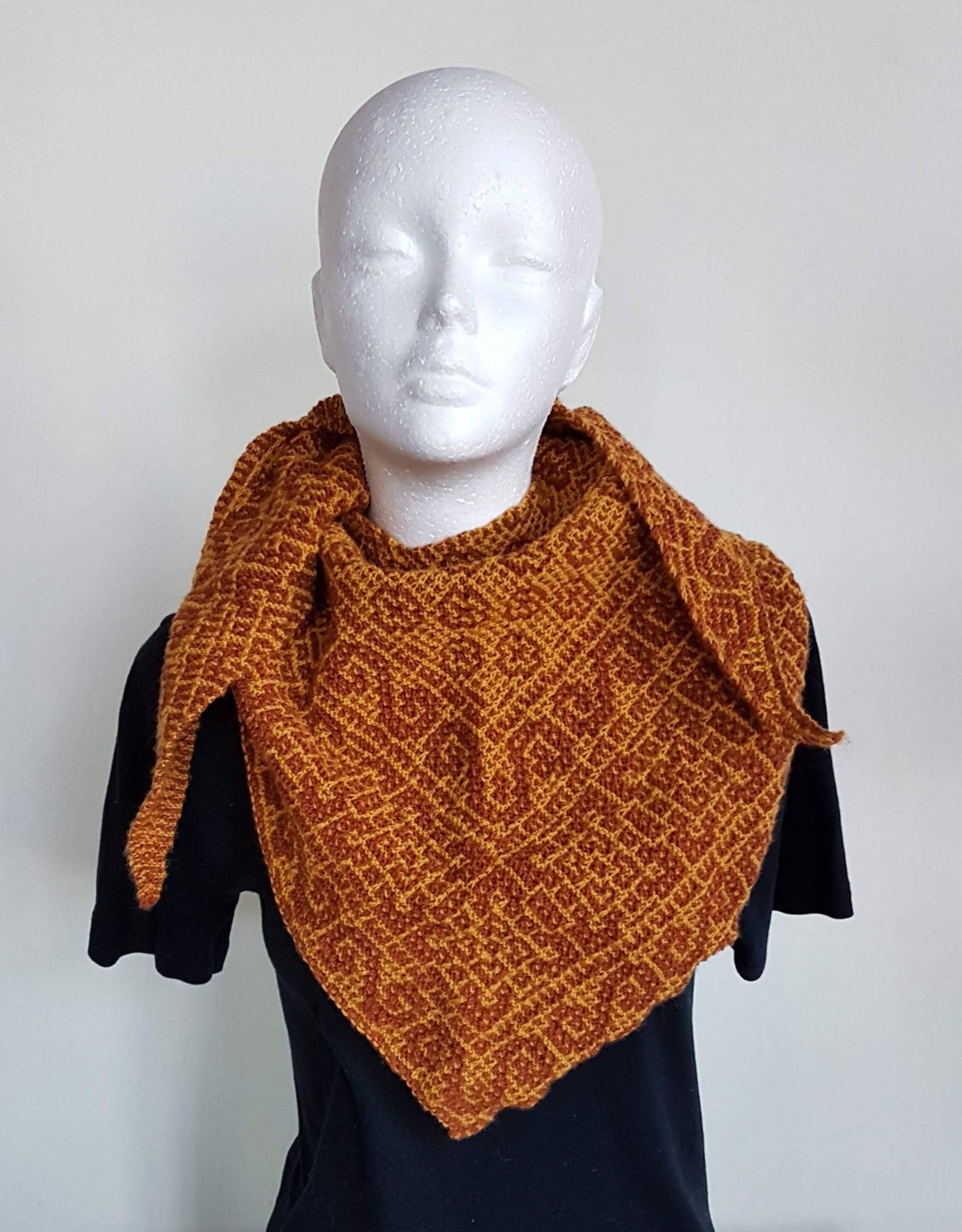 Handgestricktes Dreieckstuch Mit Mosaikmuster // Schaltuch Halstuch Stricktuch Handgestricktes Dreieckstuch Mit Mosaikmuster // Schaltuch Halstuch Stricktuch von Wollwaage