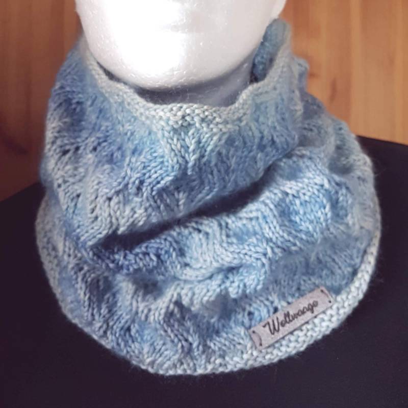 Loop Mit Wellenmuster in Blautönen // Attraktiver Blau Handgestrickter Loopschal Loop Mit Wellenmuster in Blautönen // Attraktiver Blau Handgestrickter Loopschal von Wollwaage