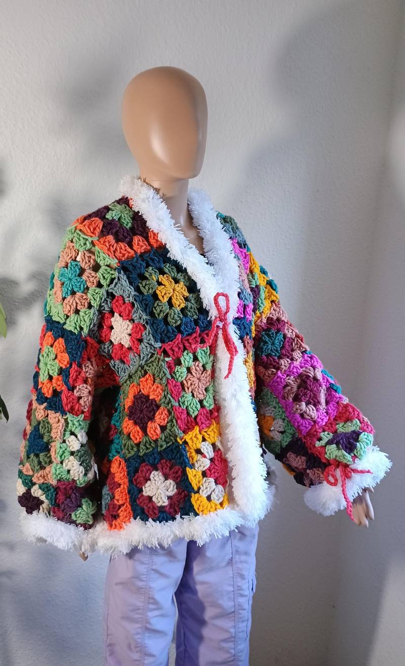 Häkeljacke, Strickjacke, Damenjacke, Grannyjacke, Kurzmantel von Wollzeug