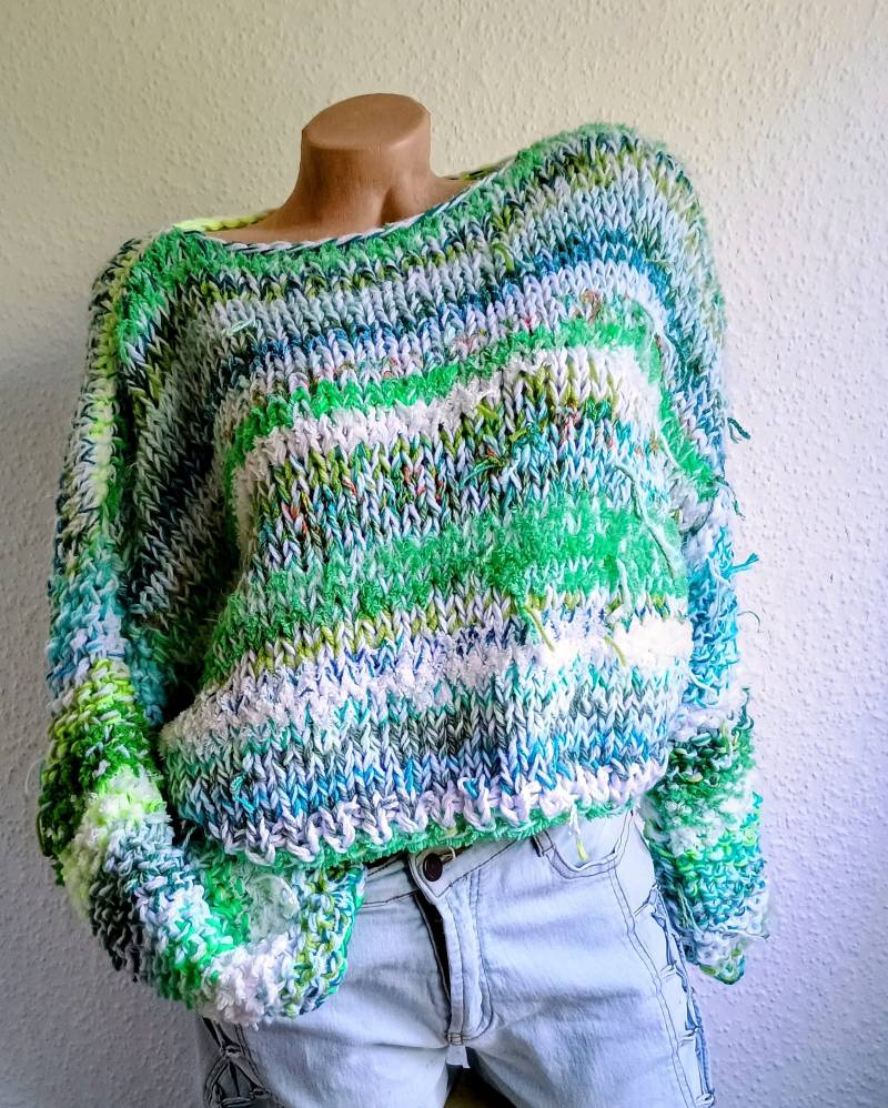Handgefertigter Damenpullover, Gehäkelt, Kurzpullover, Oversize , Grobstrick von Wollzeug