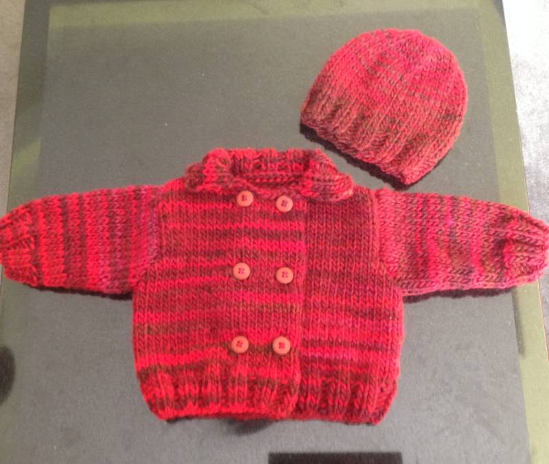 Gestrickte Babyjacke Und Mütze, Größe 3 Monate in Den Farben Rot-Burgund von Wolwereld
