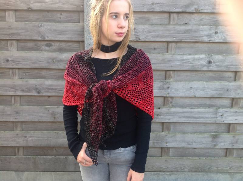 Schöner Häkelschal Im Weihnachtsthema, in Rot, Bordeaux Und Schwarz Mit Goldenem Glitzerfaden von Wolwereld