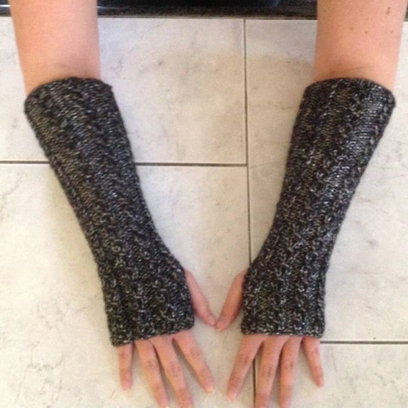 Sehr Schöne Handgestrickte Fingerlose Handschuhe, Mit Einem Schönen Fantasy-stich Und Aus Schwarz Silberfarbener Wolle von Wolwereld