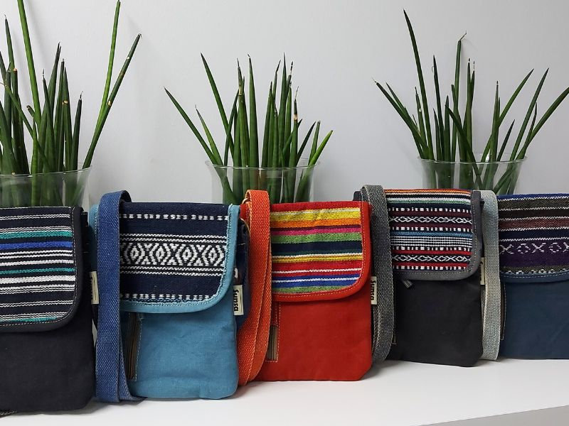 Damen Umhängetasche. Nachhaltige Crossover Tasche Aus Recycelte Jeans & Baumwolle. Kleine Vegane Schultertasche Mit Mehreren Fächern von WomanInFashion