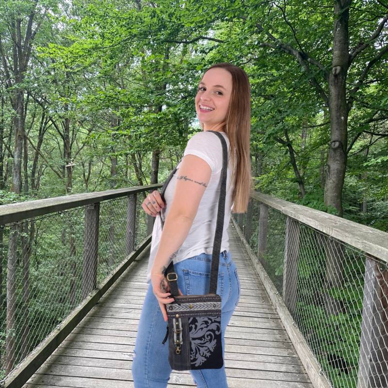 Vegane Schwarze Tasche. Kleine Umhängetasche - Handy Bag Mit Crossover Henkel. Crossbody Bag Für Damen Oder Mädchen. Schöne Damentasche von WomanInFashionDE