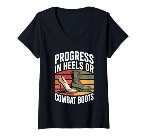 Damen Fortschritt in Absätzen oder Kampfstiefeln Damen Gleichheit T-Shirt mit V-Ausschnitt Damen Fortschritt in Absätzen oder Kampfstiefeln Damen Gleichheit T-Shirt mit V-Ausschnitt von Women's Equality Youth Feminist Movement