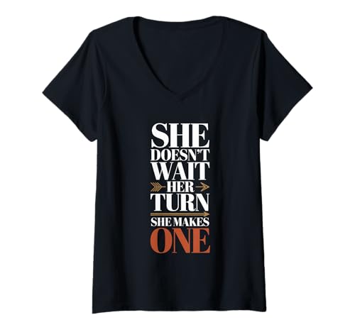 Damen Sie leitet leise, Aber kraftvoll die Gleichstellung von Frauen T-Shirt mit V-Ausschnitt Damen Sie leitet leise, Aber kraftvoll die Gleichstellung von Frauen T-Shirt mit V-Ausschnitt von Women's Equality Youth Feminist Movement