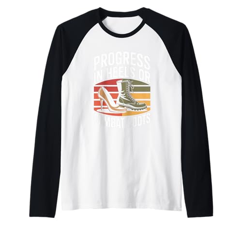 Fortschritt in Absätzen oder Kampfstiefeln Damen Gleichheit Raglan Fortschritt in Absätzen oder Kampfstiefeln Damen Gleichheit Raglan von Women's Equality Youth Feminist Movement