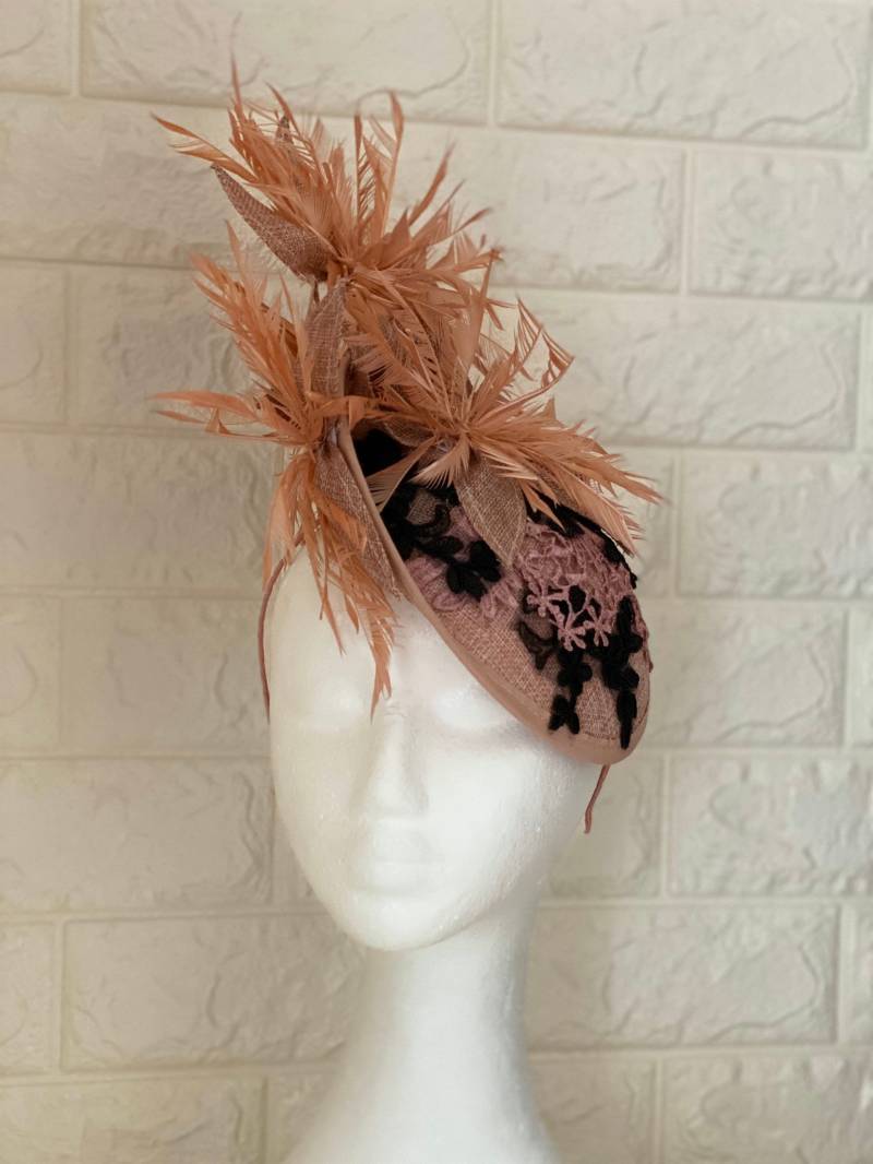 Dusty Pink Hut, Fascinator Sinamay Fascinator, Sinimay Spitzen Hochzeitshut, Cocktail Bordeaux Cup Hut von WomenHatAccessories