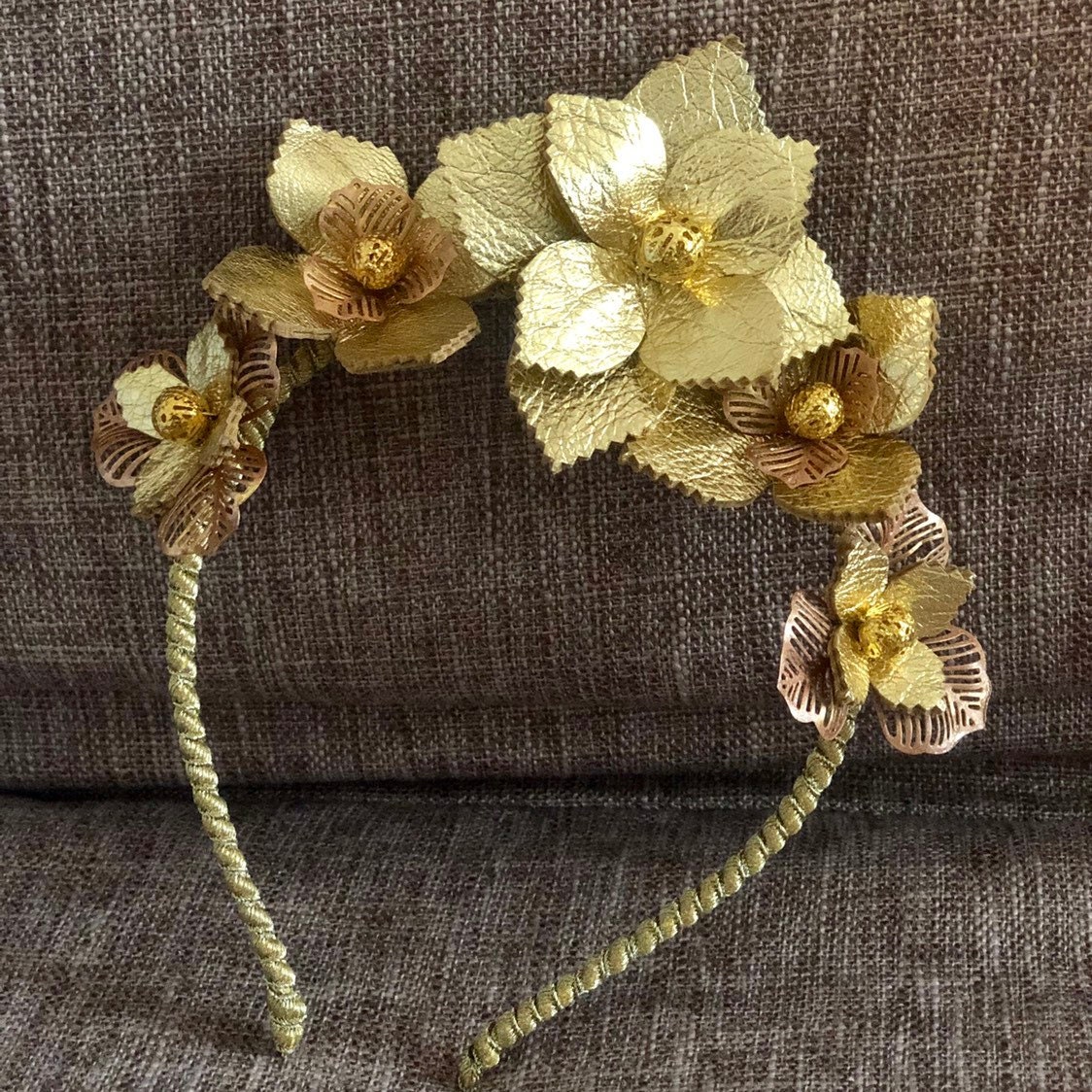 Gold Leder Blumen Krone, Mond Cocktail Stirnband, Hochzeit Racing Goldkrone, Stirnband Gold Leder Blumen Krone, Mond Cocktail Stirnband, Hochzeit Racing Goldkrone, Stirnband von WomenHatAccessories