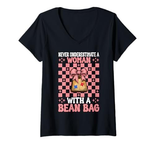Damen Cornhole-Spieler unterschätzen Niemals eine Frau mit einem Sitzsack T-Shirt mit V-Ausschnitt Damen Cornhole-Spieler unterschätzen Niemals eine Frau mit einem Sitzsack T-Shirt mit V-Ausschnitt von Womens Coquette Bow Cornhole Player Gifts