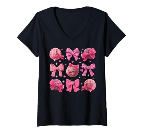 Damen Häkeln Häkeln Stricken Mama Mädchen Kokette Schleife T-Shirt mit V-Ausschnitt Damen Häkeln Häkeln Stricken Mama Mädchen Kokette Schleife T-Shirt mit V-Ausschnitt von Womens Coquette Bow Crocheting Crocheter Gifts