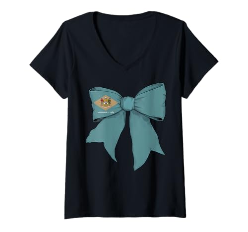 Damen Delaware Schleifenband mit Staatsflagge für Mädchen T-Shirt mit V-Ausschnitt Damen Delaware Schleifenband mit Staatsflagge für Mädchen T-Shirt mit V-Ausschnitt von Womens Coquette Bow Delaware Heritage Flag Gifts