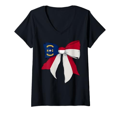 Damen Kokettenschleifenband für Mädchen, Flagge des Bundesstaates North Carolina T-Shirt mit V-Ausschnitt Damen Kokettenschleifenband für Mädchen, Flagge des Bundesstaates North Carolina T-Shirt mit V-Ausschnitt von Womens Coquette Bow North Carolina Heritage Gifts