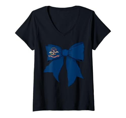 Damen Kokettenschleifenband mit Flagge des Bundesstaates North Dakota für Mädchen T-Shirt mit V-Ausschnitt Damen Kokettenschleifenband mit Flagge des Bundesstaates North Dakota für Mädchen T-Shirt mit V-Ausschnitt von Womens Coquette Bow North Dakota Heritage Gifts