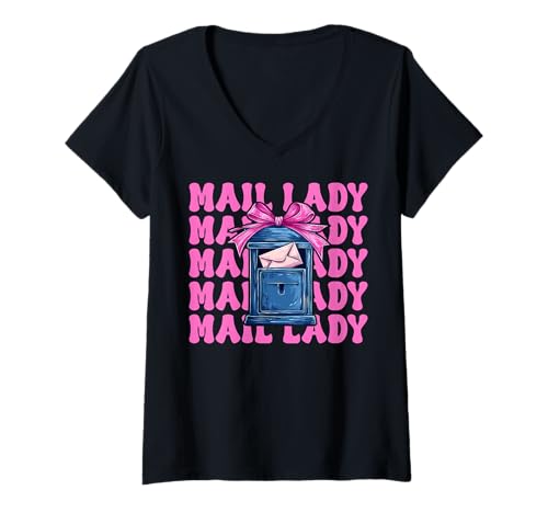 Damen Mail Lady! Postangestellter Postträger Mädchen Mama Kokette Schleife T-Shirt mit V-Ausschnitt Damen Mail Lady! Postangestellter Postträger Mädchen Mama Kokette Schleife T-Shirt mit V-Ausschnitt von Womens Coquette Bow Postal Worker Mail Lady Gifts