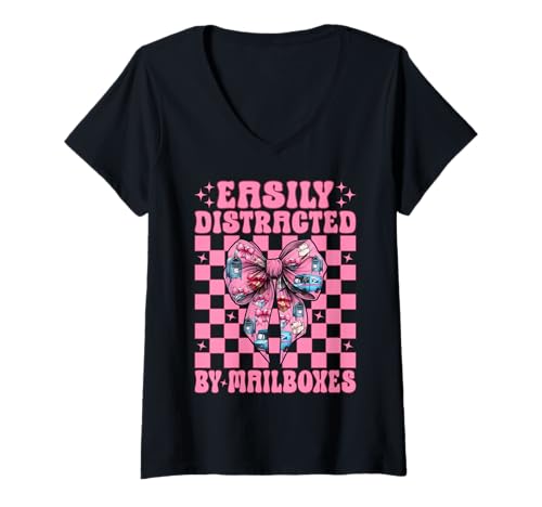 Damen Postangestellter Postträger leicht von Briefkästen abgelenkt T-Shirt mit V-Ausschnitt Damen Postangestellter Postträger leicht von Briefkästen abgelenkt T-Shirt mit V-Ausschnitt von Womens Coquette Bow Postal Worker Mail Lady Gifts