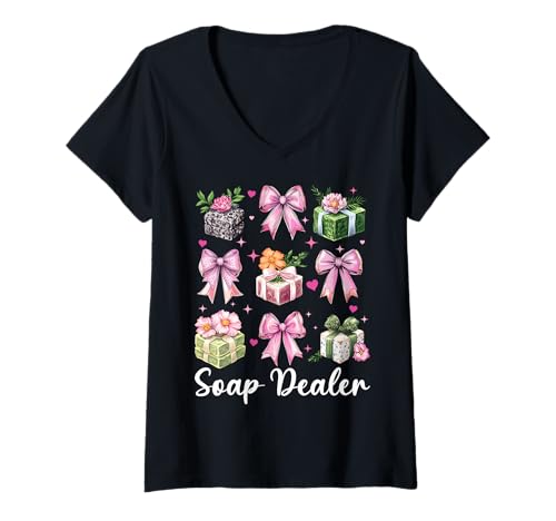 Damen Seifenhändler Seifenherstellung Seifenmacher Mädchen Mama Kokette Schleife T-Shirt mit V-Ausschnitt Damen Seifenhändler Seifenherstellung Seifenmacher Mädchen Mama Kokette Schleife T-Shirt mit V-Ausschnitt von Womens Coquette Bow Soap Making Soap Maker Gifts