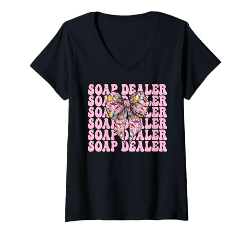 Damen Seifenhändler Seifenherstellung Seifenmacher Mädchen Mama Kokette Schleife T-Shirt mit V-Ausschnitt Damen Seifenhändler Seifenherstellung Seifenmacher Mädchen Mama Kokette Schleife T-Shirt mit V-Ausschnitt von Womens Coquette Bow Soap Making Soap Maker Gifts