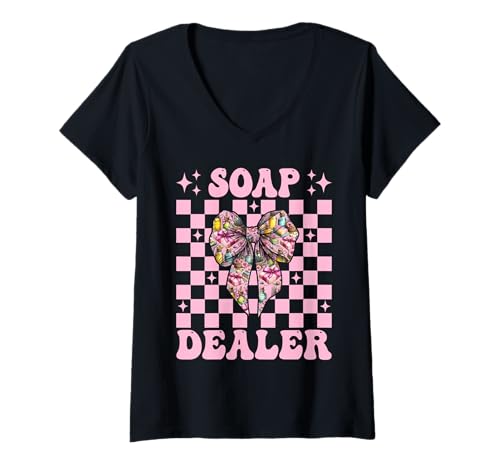 Damen Seifenhändler Seifenherstellung Seifenmacher Mädchen Mama Kokette Schleife T-Shirt mit V-Ausschnitt Damen Seifenhändler Seifenherstellung Seifenmacher Mädchen Mama Kokette Schleife T-Shirt mit V-Ausschnitt von Womens Coquette Bow Soap Making Soap Maker Gifts